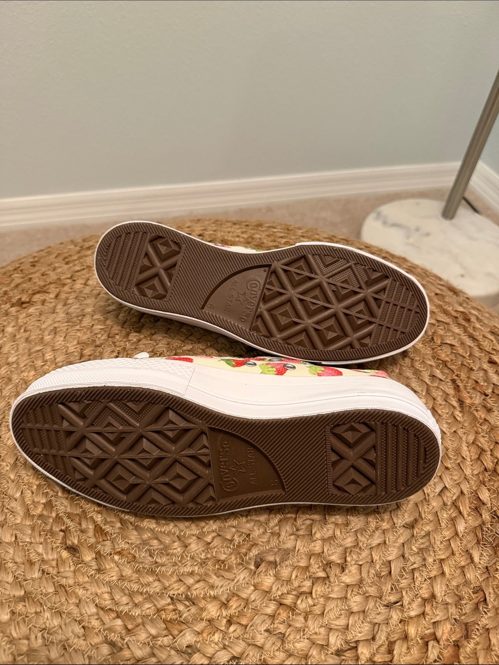 NWT custom strawberry converse - Picture 4 of 9